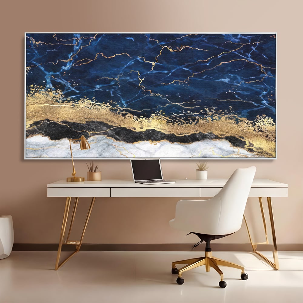 Tablou canvas cu tablou canvas cu marmura abstracta, in rama de aluminiu argintiu, pe perete intr-un birou